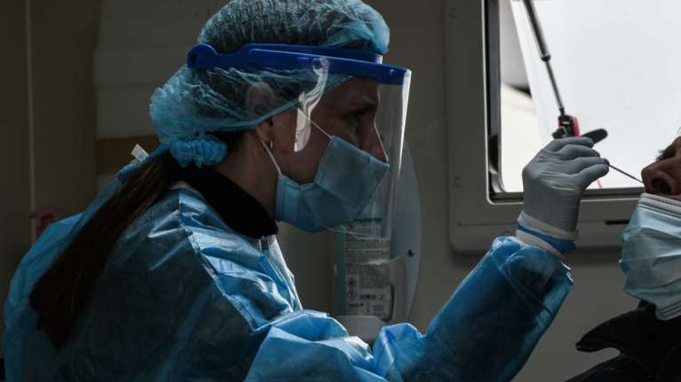 Γιατί το PCR test μπορεί να δείχνει θετικό μετά την πέμπτη μέρα