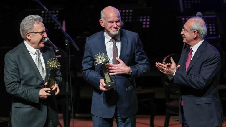 Βράβευση Παπανδρέου στην Αγκυρα με τον Ζουλφού Λιβανελί - Το μήνυμα για τα ελληνοτουρκικά