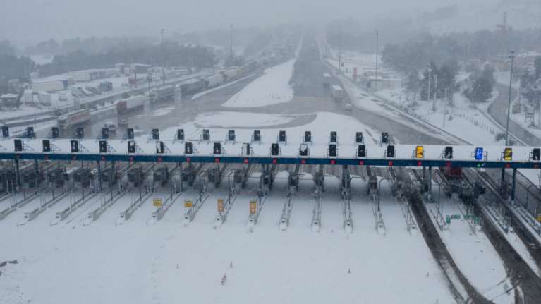 Κακοκαιρία &quot;Μήδεια&quot;: Ανοιξε η Εθνική οδός Αθηνών - Λαμίας μέχρι τη Βοιωτία - Μάχη με τον παγετό