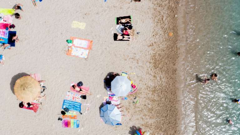 Τουρισμός επί κορονοϊού: Ελληνικό μπλόκο στους Βρετανούς - Η &quot;λευκή λίστα&quot; των χωρών