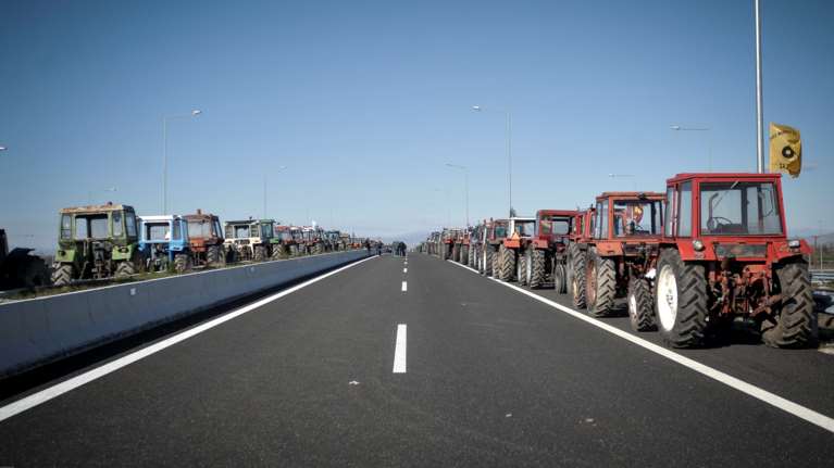 Επιστροφή στο παρελθόν: Στήνεται από το πρωί το μπλόκο των αγροτών στη Νίκαια [βίντεο - φωτό]
