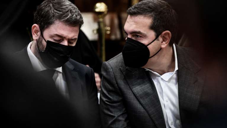 &quot;Η Ελλάδα ανήκει στους Έλληνες&quot;: Ο Τσίπρας αντέγραψε πάλι τον Ανδρέα Παπανδρέου και θύμωσε τον Ανδρουλάκη