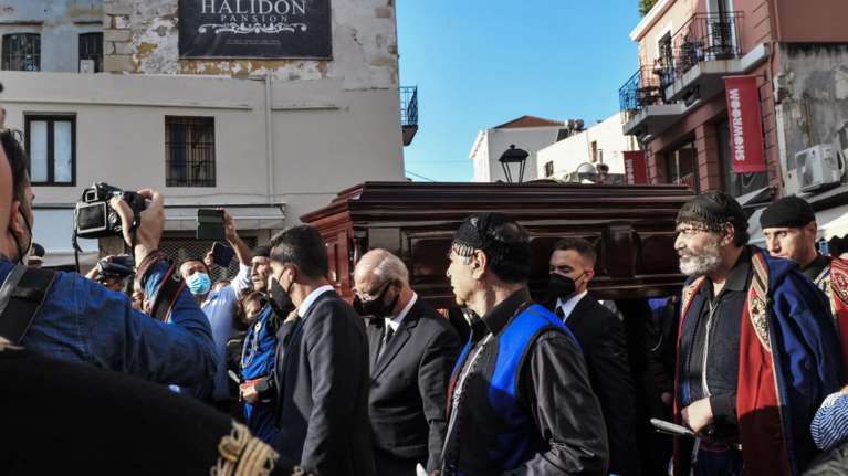 Ρίγη συγκίνησης στα Χανιά για τον Μίκη Θεοδωράκη: Δάκρυα, χειροκροτήματα, τραγούδια και 96 βρακοφόροι [εικόνες - βίντεο]