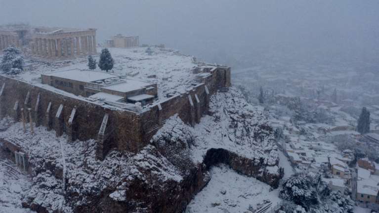 Ιστορικός χιονιάς στην Αθήνα: Η &quot;Μήδεια&quot; έντυσε στα λευκά το κέντρο της πόλης - Μοναδικές εικόνες