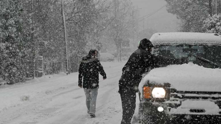Κακοκαιρία "Ελπίς": Εμφραγμα στους δρόμους - Εγκλωβίστηκαν οδηγοί στην Εθνική - Έκλεισε και η Κατεχάκη [εικόνες - βίντεο]