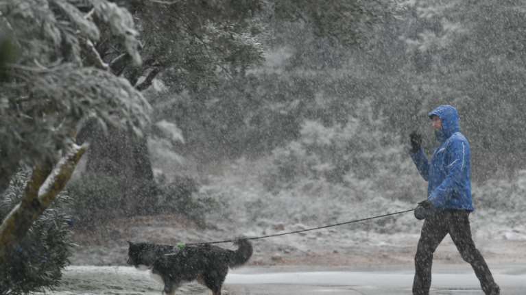 Σε εξέλιξη η κακοκαιρία &quot;Διομήδης&quot;: Βροχές, καταιγίδες και πυκνές χιονοπτώσεις θα σαρώσουν τη χώρα - Χιόνια και στην Αττική