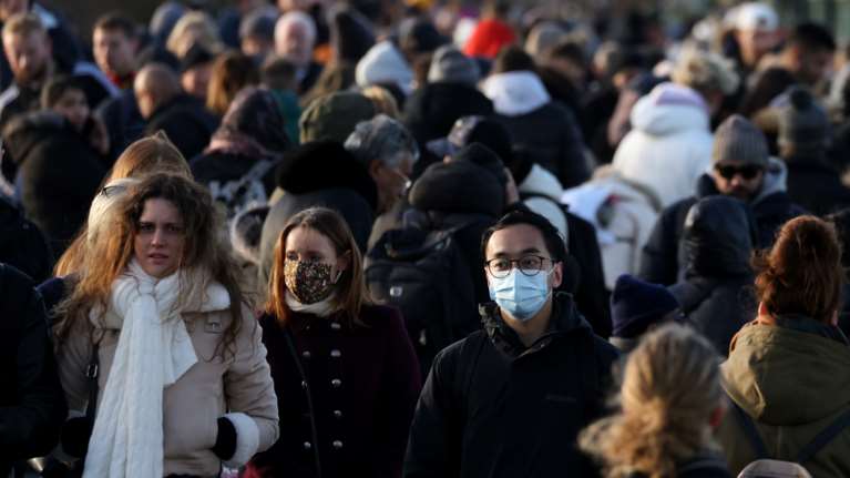 Μετάλλαξη Όμικρον: Ελπίδες από τους ειδικούς - Πιο μεταδοτική αλλά με ηπιότερα συμπτώματα - Ολα οσα γνωρίζουμε