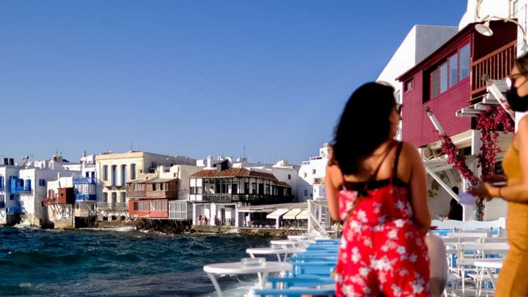 Οι ανεμβολίαστοι στη... γωνία - Μόνο με rapid τεστ στα νησιά - Τι ακολουθεί