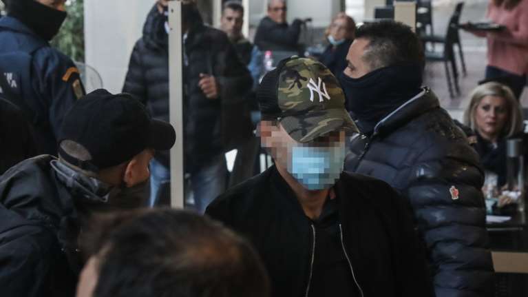 Καταδίωξη στο Πέραμα: Στον ανακριτή οι επτά αστυνομικοί με χειροπέδες- &quot;Είστε ήρωες&quot; τους φώναξαν