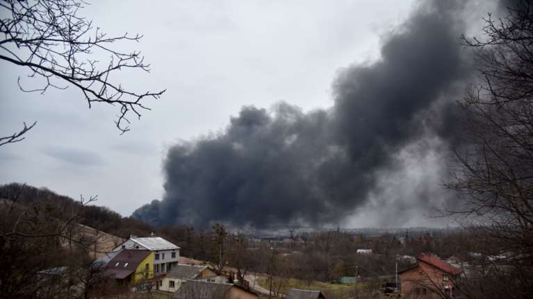 Πόλεμος στην Ουκρανία: Τουλάχιστον πέντε τραυματίες από αεροπορικές επιδρομές στη Λβιβ [εικόνες - βίντεο]