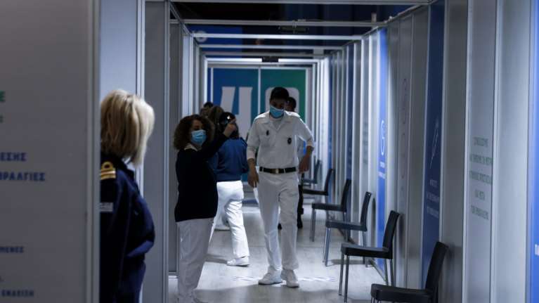 Σε λειτουργία από σήμερα δύο νέα mega εμβολιαστικά κέντρα στην Αττική - Περισσότεροι εμβολιασμοί τον Απρίλιο