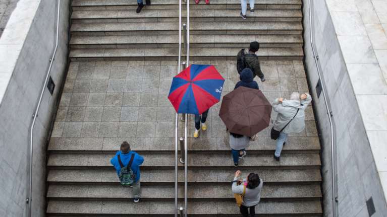 Φθινοπωρινό σκηνικό σήμερα με βροχές και καταιγίδες - Πού θα &quot;χτυπήσουν&quot; τα φαινόμενα