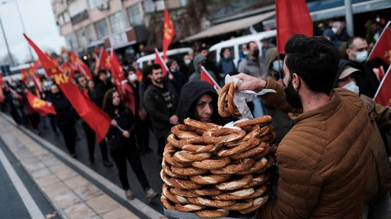 &quot;Φτωχαίνουμε κάθε μέρα και περισσότερο&quot;: Χιλιάδες Τούρκοι στους δρόμους για την κακή κατάσταση της οικονομίας