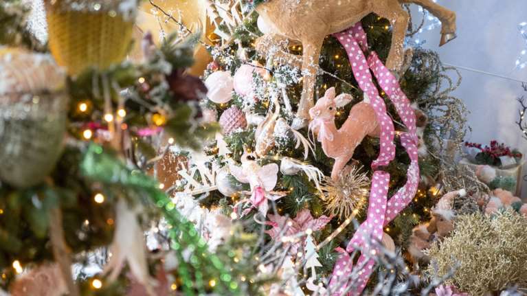 Χριστούγεννα: Οι Θεσσαλονικείς φοβούνται για lockdown και στολίζουν νωρίτερα- Οι νέες τάσεις σε στολίδια, δέντρα [εικόνες]