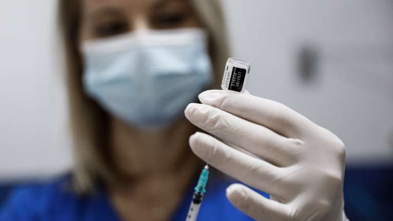 Καθηγητής Μανωλόπουλος: Πιο αυξημένες οι θρομβώσεις σε νεότερα άτομα και γυναίκες - Περισσότερο με Astrazeneca