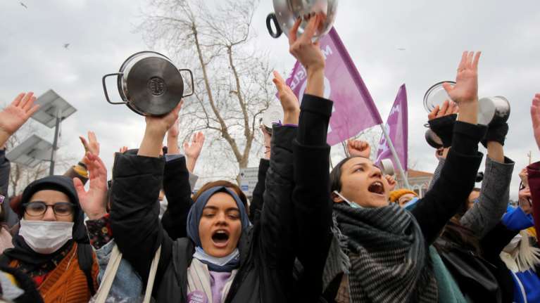 Κραχ στην Τουρκία: Πουλάνε άδειο μπακλαβά, άδεια τοστ και άδειες πίτες [βίντεο]