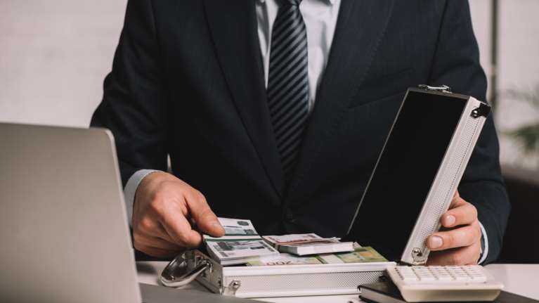 &quot;Freeze and Seize&quot;: Η Task Force για τις κυρώσεις σε Ρώσους και Λευκορώσους ολιγάρχες