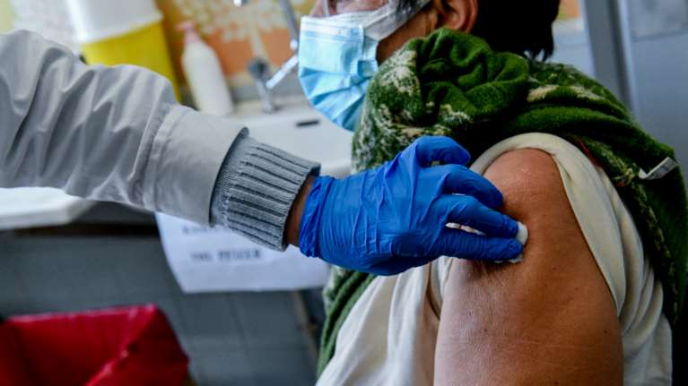 Κορονοϊός: Πόσο διαρκεί η προστασία μετά τον εμβολιασμό - Τα στοιχεία