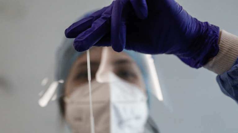 Τι πρέπει να κάνετε αν έχετε θετικό τεστ κορονοϊού μετά από 10 ημέρες