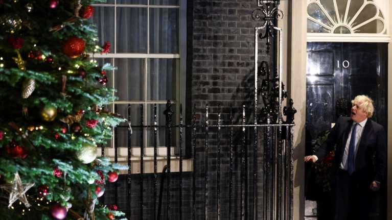 Σάλος με βίντεο στη Βρετανία: Στελέχη της Ντάουνινγκ Στριτ κάνουν πλάκα με χριστουγεννιάτικο πάρτι εν μέσω lockdown