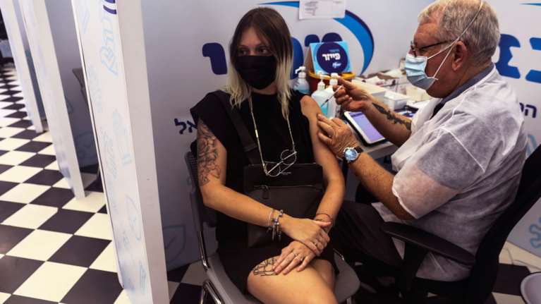 Ισραήλ: Τρίτη δόση εμβολίου και στους άνω των 30 - Καλπάζει η μετάλλαξη Δέλτα