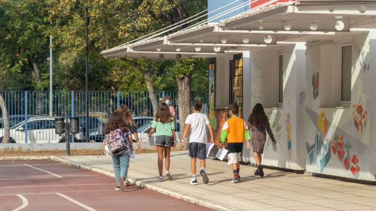 Μακρή: Καμία σκέψη να κλείσουν νωρίτερα ή να ανοίξουν αργότερα τα σχολεία