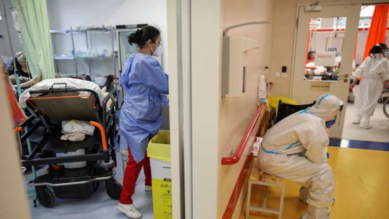 Δραματικοί τόνοι Καπραβέλου: Υποχρεωτικός εμβολιασμός, αλλιώς θα φτάσουμε να έχουμε ασθενείς στο πάρκινγκ