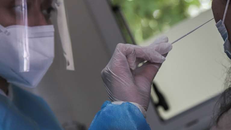 Κορονοϊός - Πάτρα: Θετικοί εργαζόμενοι σε κατάστημα ρούχων και σούπερ μάρκετ