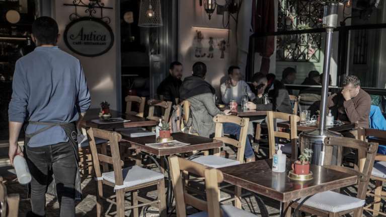 Συνεδριάζει η Επιτροπή των Εμπειρογνωμόνων: Προς νέα παράταση η χαλάρωση των μέτρων