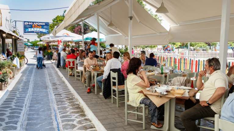 Εστίαση: Αντιδράσεις από τους επιχειρηματίες για το διπλό μοντέλο λειτουργίας - Γιατί θεωρούν ανέφικτα τα μέτρα