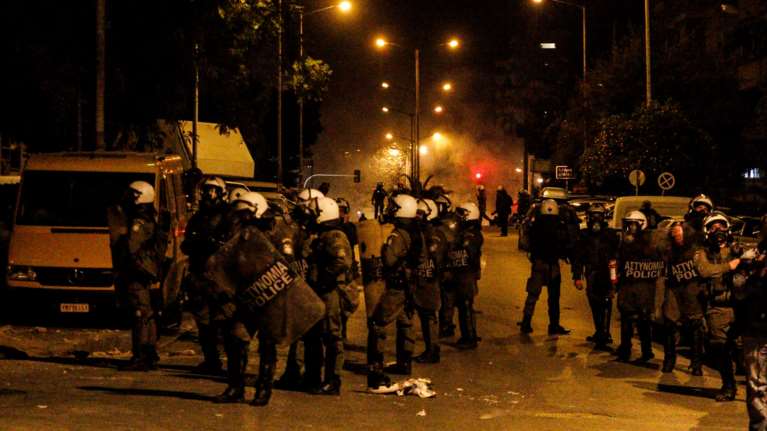 Τραυματισμός αστυνομικού στη Νέα Σμύρνη: 10 άτομα στο &quot;κάδρο&quot; των ερευνών - Πού στρέφονται οι Αρχές