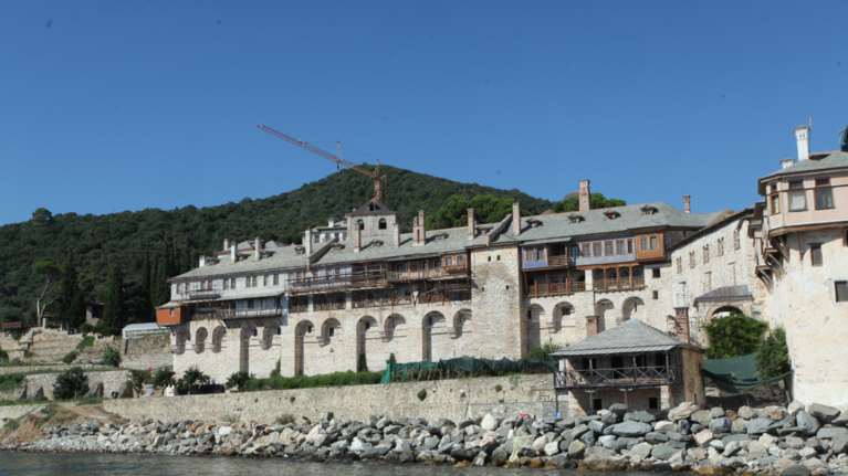 Ράπισμα του ηγούμενου της Μονής Εσφιγμένου στους αντιεμβολιαστές ιερείς: Οσοι τους πιστεύουν, νοσούν και πεθαίνουν