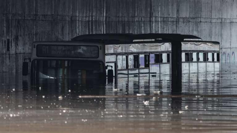 Κακοκαιρία "Μπάλλος": Τον γύρο του κόσμου κάνουν οι εικόνες του... βυθισμένου λεωφορείου - Τι απαντά η ΟΣΥ