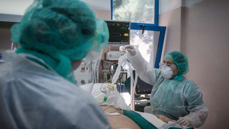 Κορονοϊός - Μεγαλώνει η "μαύρη" λίστα: Δώδεκα νεκροί τις τελευταίες ώρες - 837 συνολικά τα θύματα