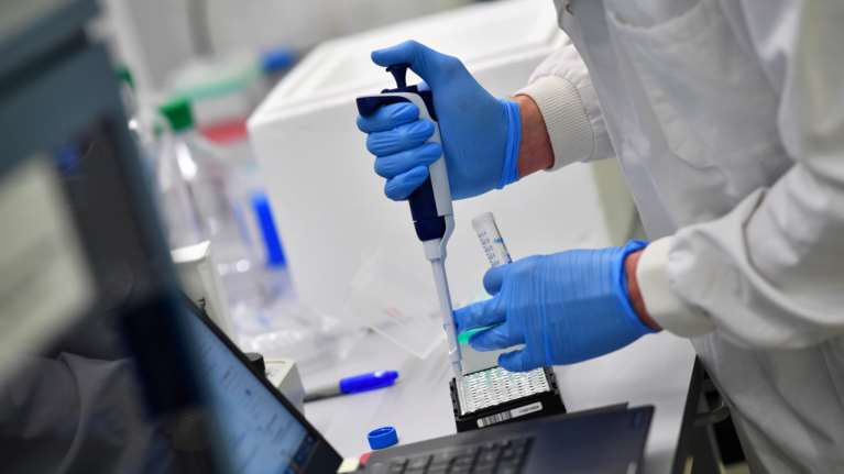 Κορονοϊός: Ελπίδες από ένα νέο πειραματικό κοκτέιλ θεραπειών που μειώνει κατά 70% νοσηλείες και θανάτους