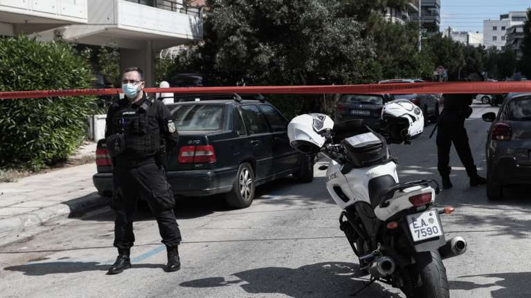 Αλιμος: Τι βλέπει η ΕΛ.ΑΣ. πίσω από τους πυροβολισμούς σε πολυκατοικία - Σενάριο να προήλθαν από όχημα