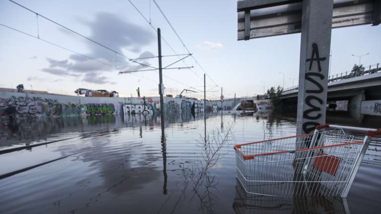 Κακοκαιρία "Μπάλλος" - Πέτσας: Δεν είχαν καθαριστεί φρεάτια σε πολλές περιοχές - Απογοητευτική η εικόνα στην Αττική