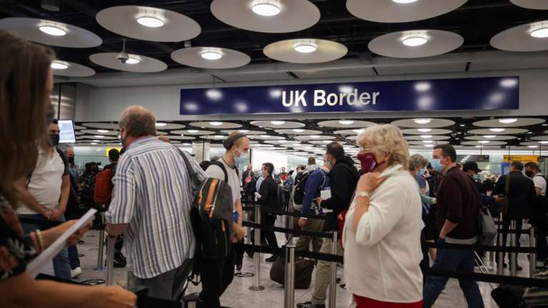 Τι αλλάζει από σήμερα για όσους πολίτες της ΕΕ ταξιδεύουν στη Βρετανία