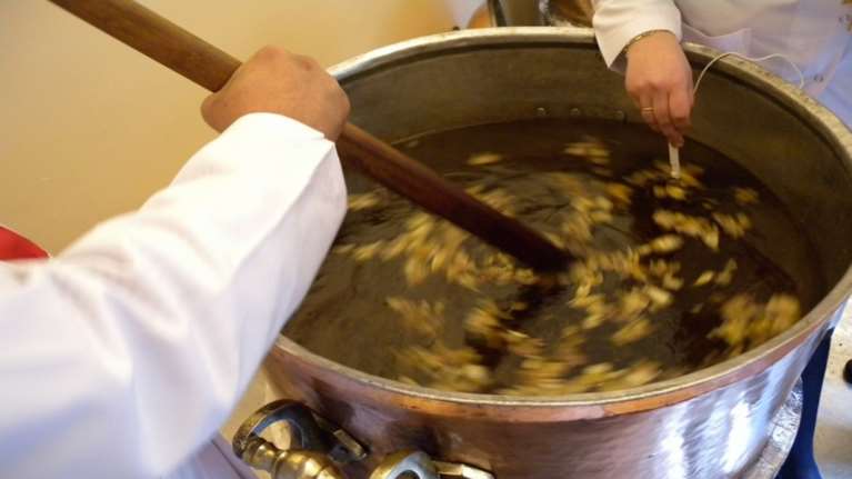 Aγιο Μύρο: Το καθαγιασμένο έλαιο παρασκευάζεται κάθε 10 χρόνια στο Φανάρι - Τα 57 σπάνια υλικά που χρησιμοποιούνται