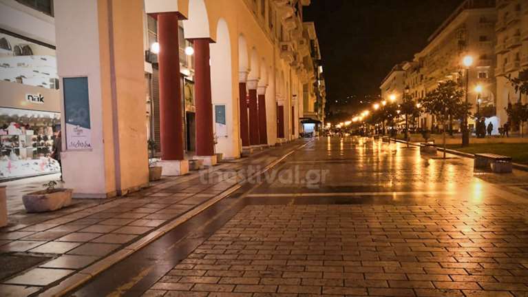 Θεσσαλονίκη: Γεμάτες οι ΜΕΘ Covid αλλά άδειοι οι δρόμοι το βράδυ λόγω μίνι lockdown