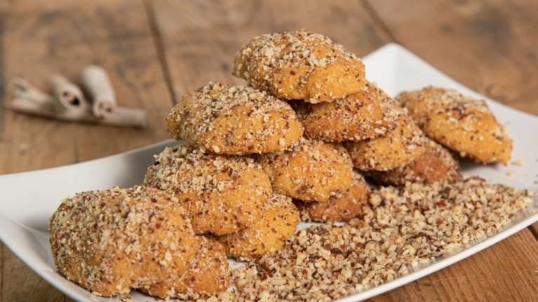 Ακης Πετρετζίκης: Τα 4+1 μυστικά για να φτιάξετε τα καλύτερα μελομακάρονα