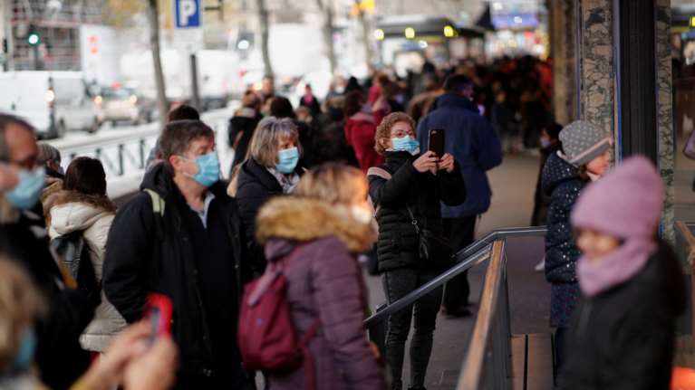 H μετάλλαξη Ομικρον σκεπάζει τον πλανήτη: Ρεκόρ κρουσμάτων, νέα μέτρα και τοπικά lockdown