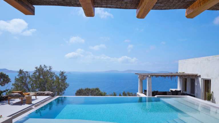 Μύκονος: Η ανακαινισμένη εξοχική κατοικία με κυκλαδίτικη αρχιτεκτονική και υπέροχη θέα