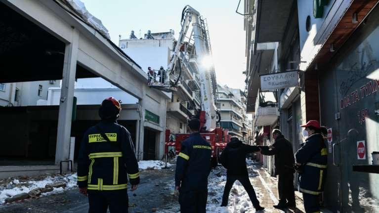 Κατέρρευσε μέρος στέγης σε βενζινάδικο του Βύρωνα - Κλειστή η οδός Φορμίωνος [εικόνες]