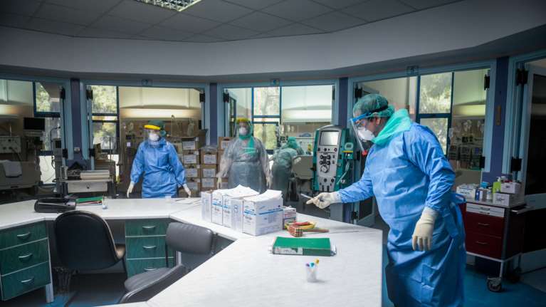 Στο κόκκινο η κατάσταση στα νοσοκομεία: 73 ασθενείς περιμένουν στην ουρά για να μπουν σε ΜΕΘ