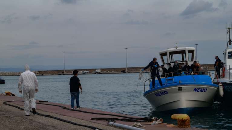 Λευκάδα: Σκάφος με 30 μετανάστες εντοπίστηκε ανοιχτά του νησιού - Επιβαίνουν και έξι παιδιά