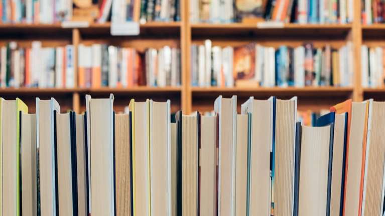 "Υιοθέτησε ένα βιβλίο": Πρόγραμμα από την πολυγλωσσική βιβλιοθήκη "We Need Books"