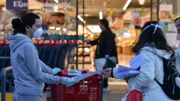 Παραμονή Πρωτοχρονιάς: Το ωράριο για σούπερ μάρκετ, κρεοπωλεία και καταστήματα