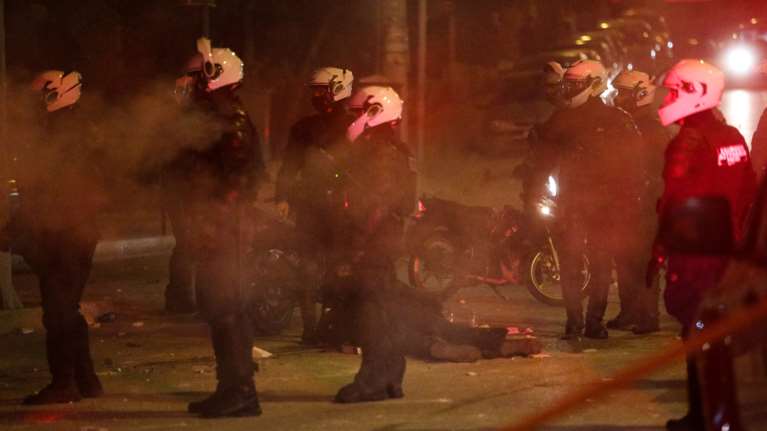 Νέα Σμύρνη: Αστυνομικοί σέρνουν άνδρα έξω από μαγαζί και τον χτυπούν ενώ βρίσκεται στο έδαφος [βίντεο]