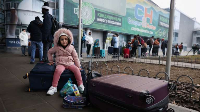 Πόλεμος στην Ουκρανία: Οι πολίτες εγκαταλείπουν το Κίεβο μετά τις εκρήξεις - Στρατιωτικός νόμος στη χώρα [εικόνες - βίντεο]